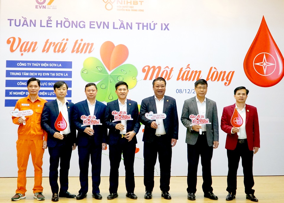 Hưởng ứng tuần lễ hồng EVN tại Sơn La